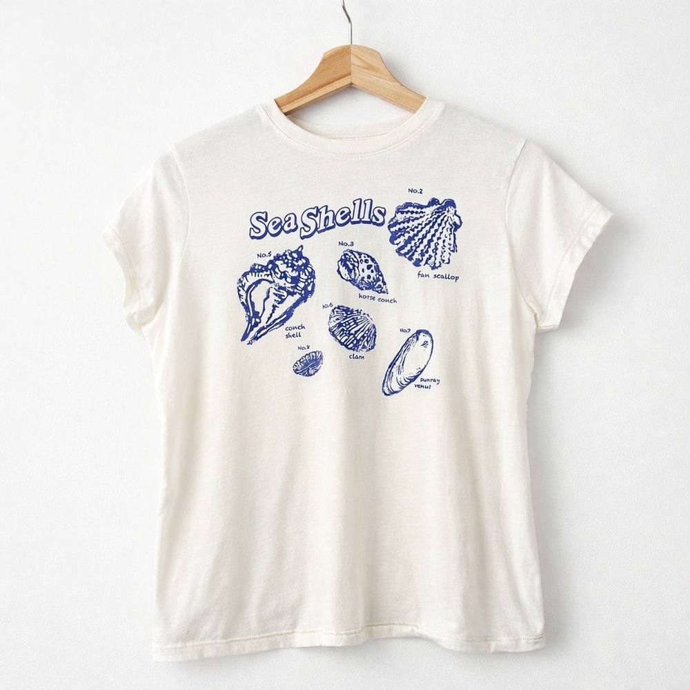 Universal Thread Sea Shells Graphic Tee Small Soft Cotton Coastal Beach Shells